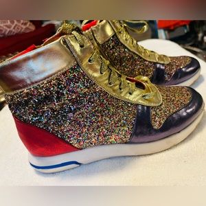 Women’s Classic Vintage WANTED Sneakers - Size 8.5 - box 20